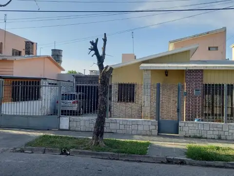 CASA  4 DORMITORIOS EN VENTA B° PARQUE VELEZ SARSFIELD