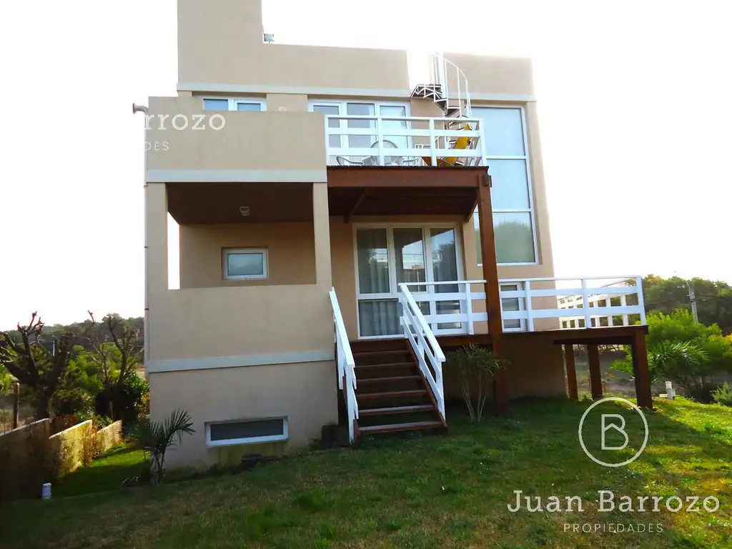 Casa en venta Villa Gesell a metros del mar. 2 dormitorios en varios niveles con cochera.