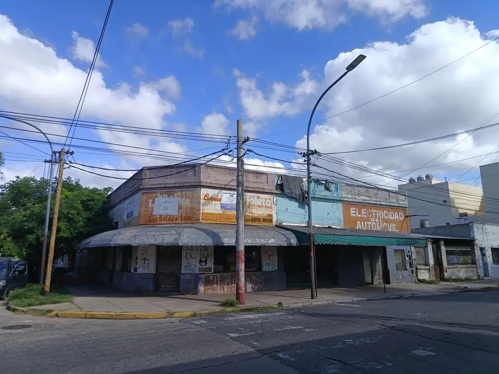 ESQUINA CON 3 LOCALES COMERCIALES Y UN TALLER EN LANUS