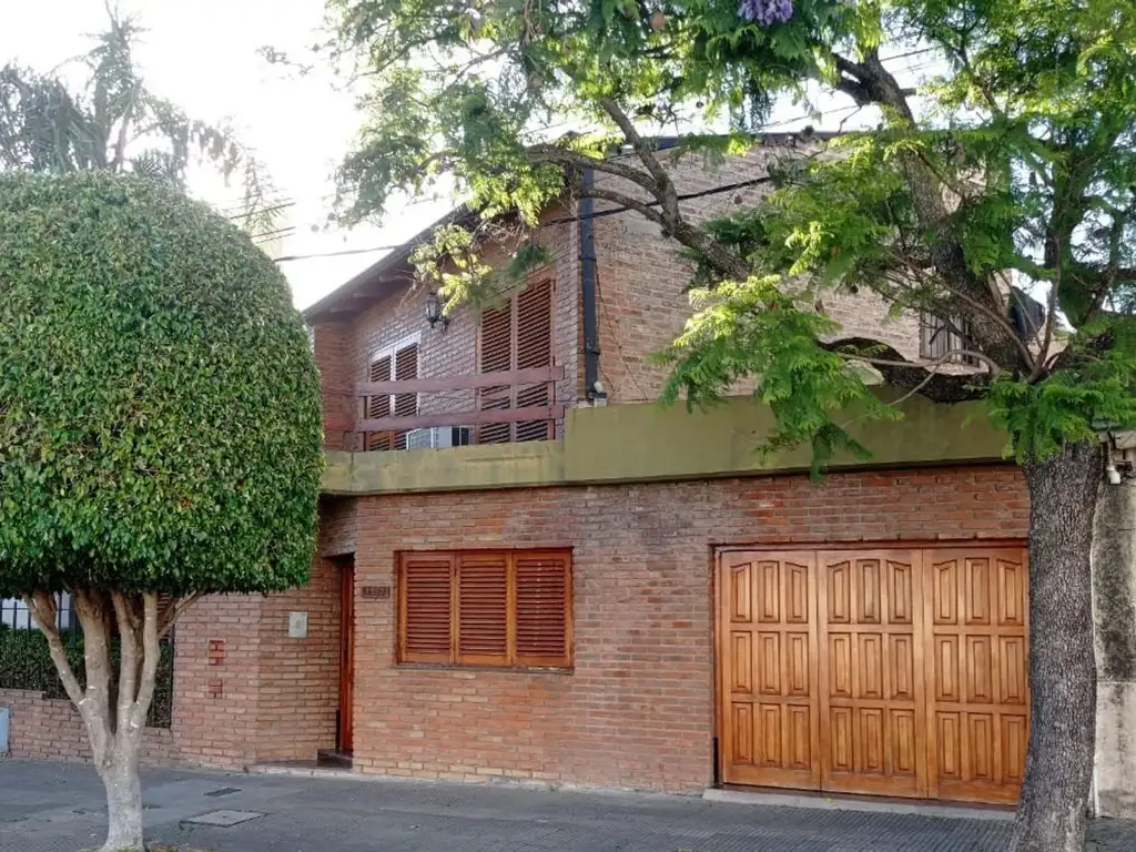 VENTA/PERMUTA CASA TRES DORM CON COCHERA ARROYITO