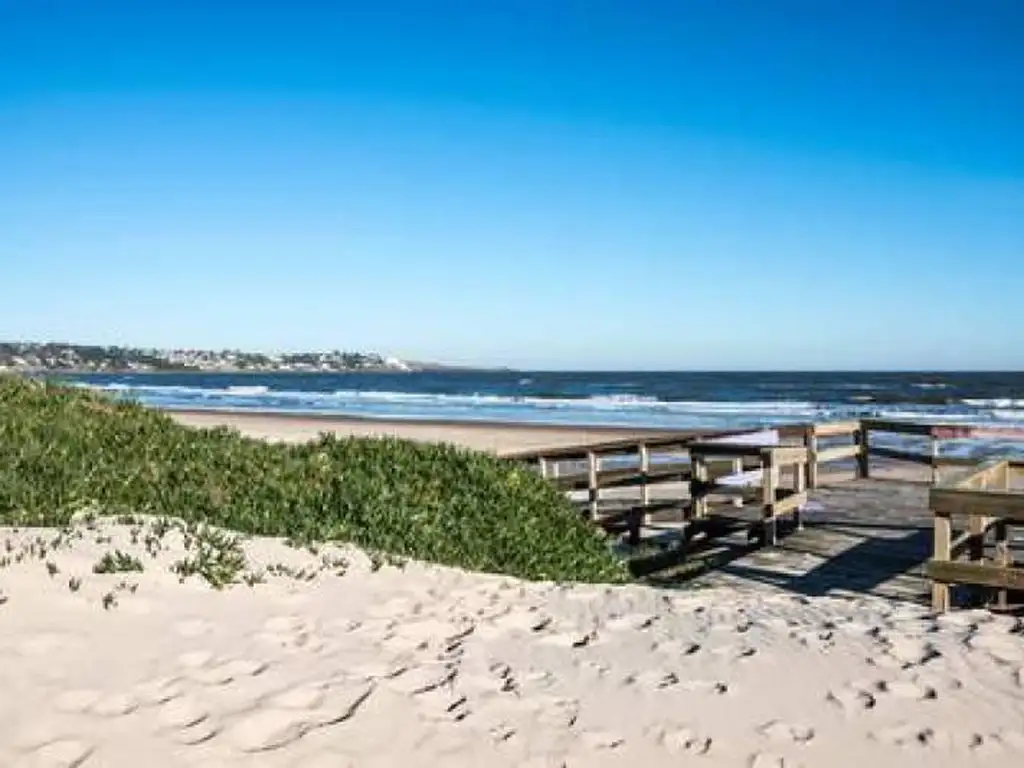 VENTA espectacular lote frente a la playa URUGUAY