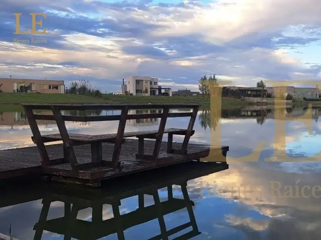 CASA EN VENTA  CON PILETA  A LA LAGUNA