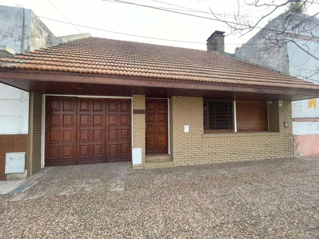 Casa en venta - 3 Dormitorios 2 Baños - Cochera - 300Mts2 - Bolívar