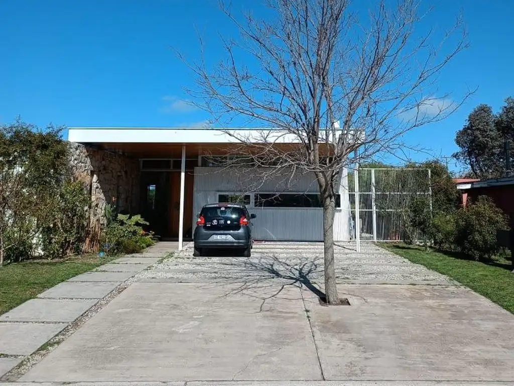 Casa 4 Amb. Fondo Libre. Piscina climat. Quincho parrilla