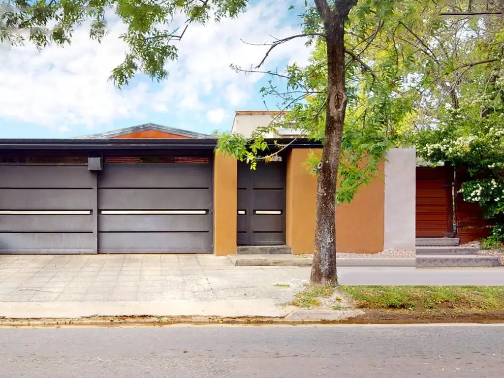 CASA DE CATEGORIA A LA VENTA EN GONNET