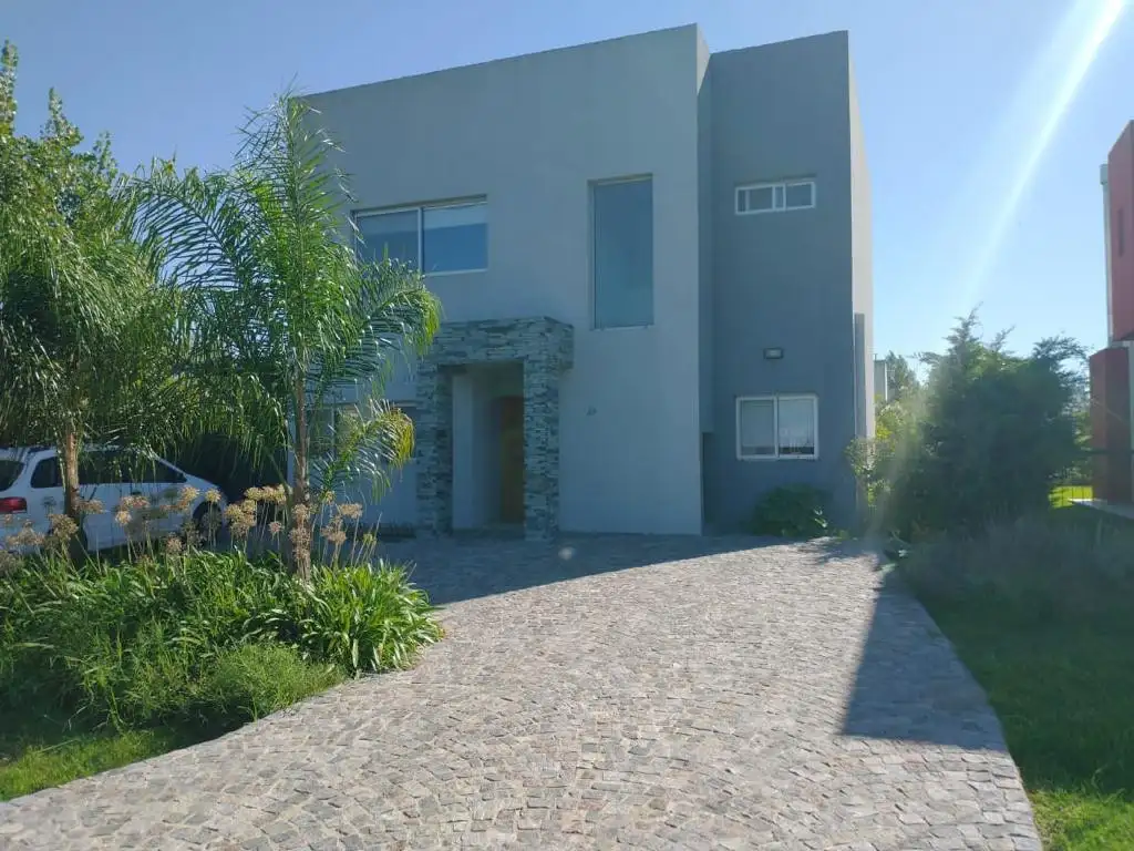 Casa en venta - 3 dormitorios 2 baños - Cocheras - 170mts2 - Altos de Hudson II, Hudson