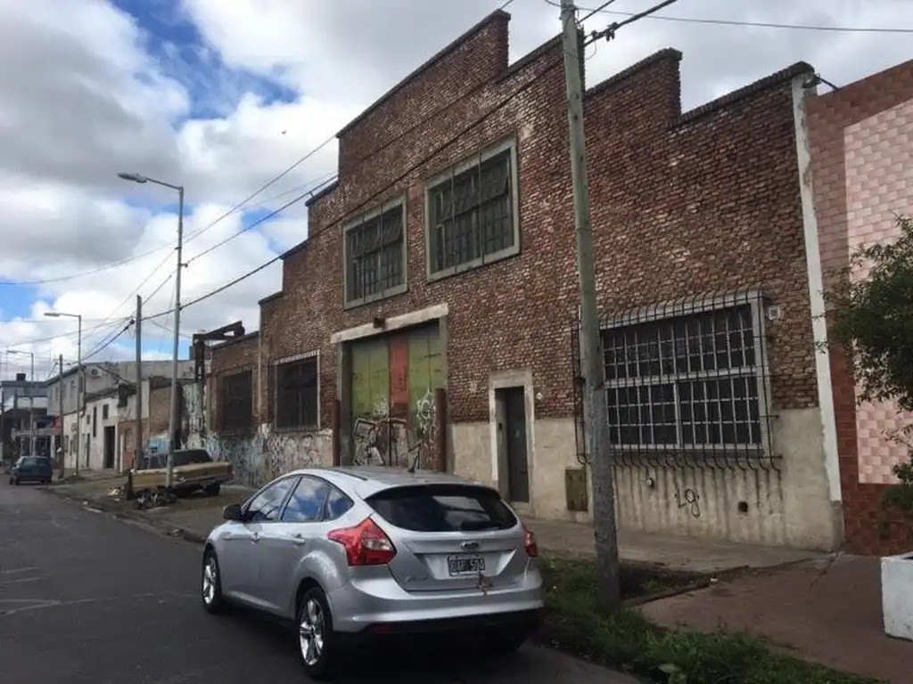 Estableciemiento industrial de 1700 m2 cub. con salida a dos calles