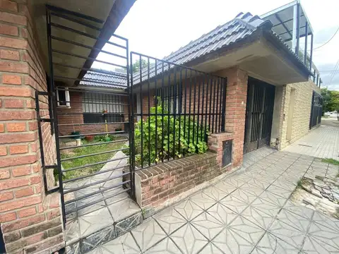 CASA DE 3 DORMITORIOS CON COCHERA EN VILLA ADELA