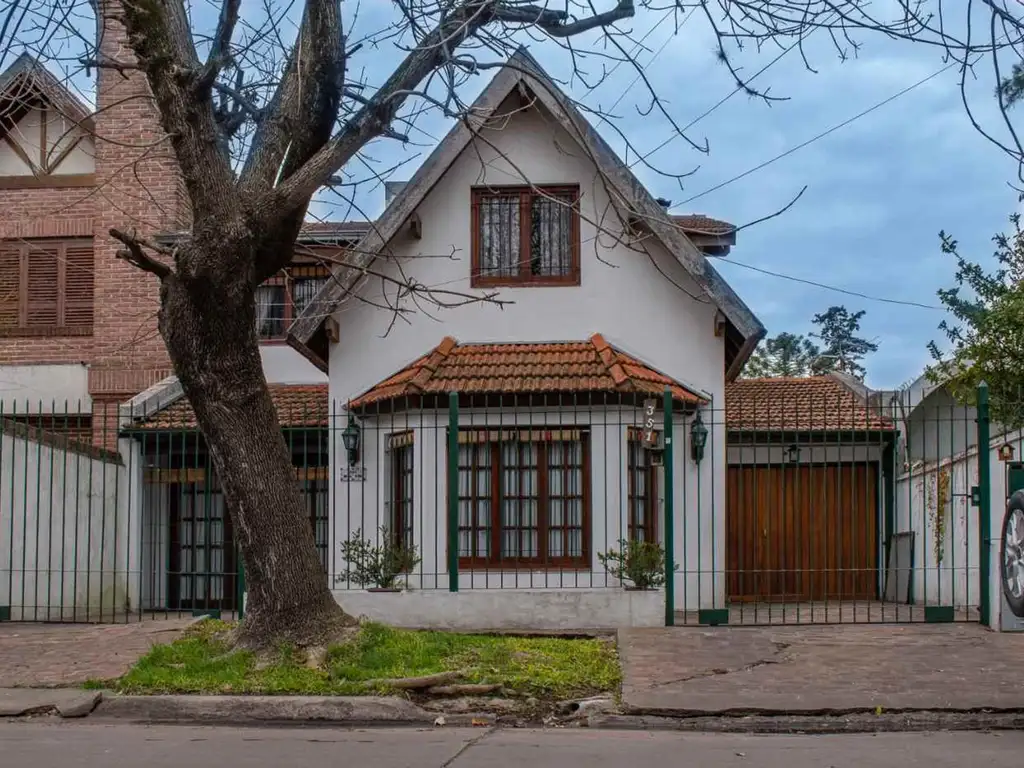 VENTA CASA HURLINGHAM 6 AMBIENTES PARQUE Y PILETA