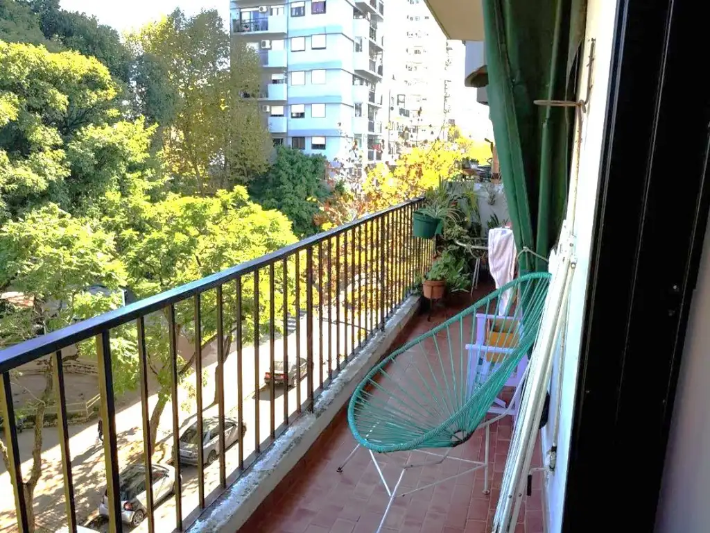 Departamento 4 Ambientes Al Frente con Balcon corrido, Cochera Fija y Baulera