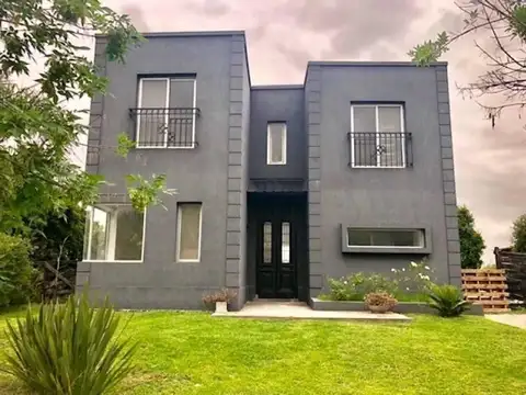 Venta casa 4 amb y escritorio a la laguna. CON RENTA San Agustin. Villanueva