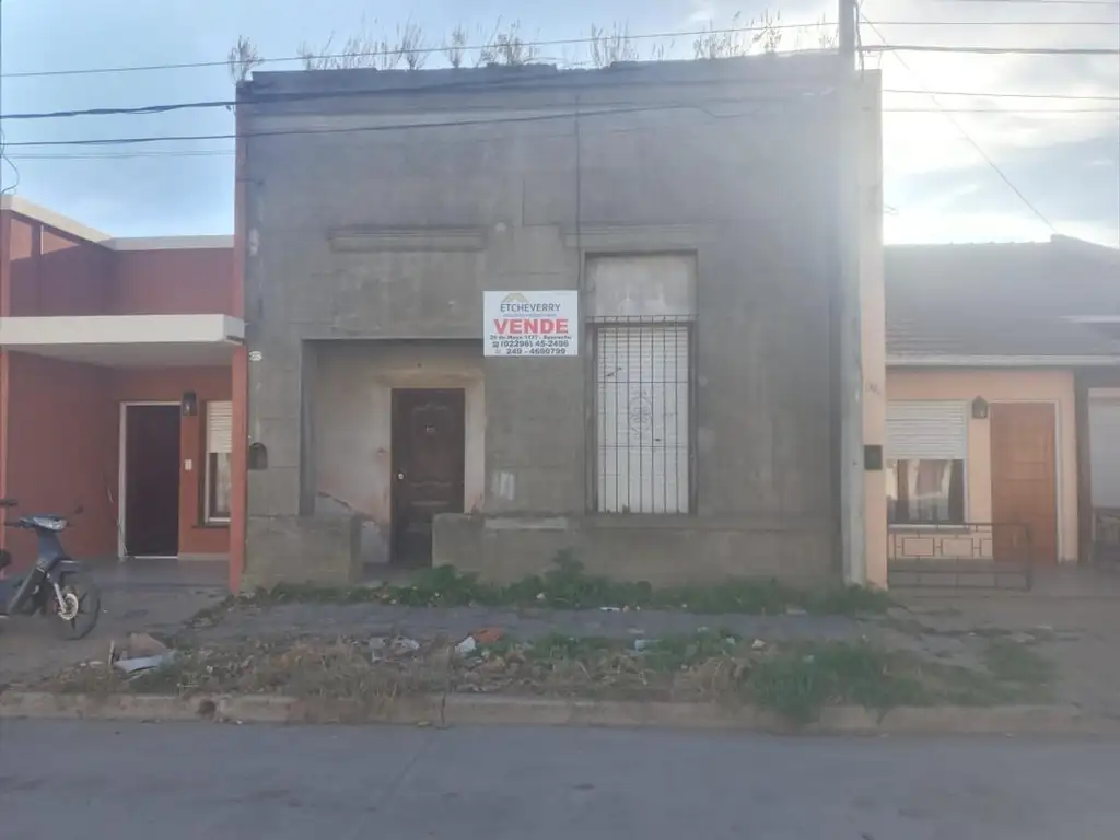 SE VENDE   CASA A RECICLAR, EXCELENTE UBICACION