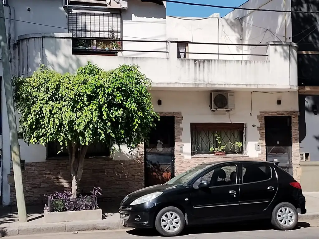 T/Casa de 4 ambientes en 2 plantas con patio y terraza