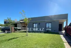 Casa venta 5 ambientes en Santa Elena Pilar del Este lote de 550 m2