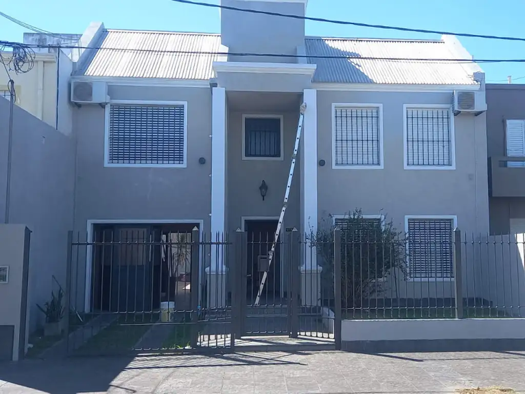 Casa de 4 ambientes con parque y piscina en San Nicolás de Los Arroyos