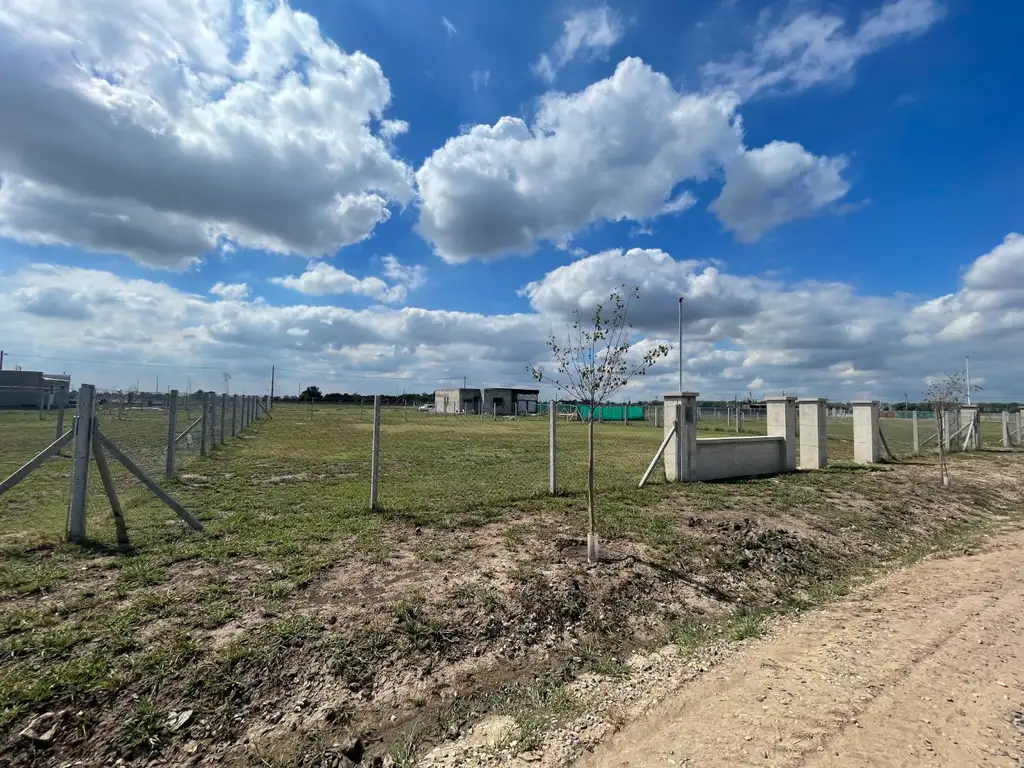 VENTA.- ULTIMO LOTE DE 10X30.- 300m2 EN EXCELENTE UBICACION. BARRIO SEMI-CERRADO ESTILO CAMPO