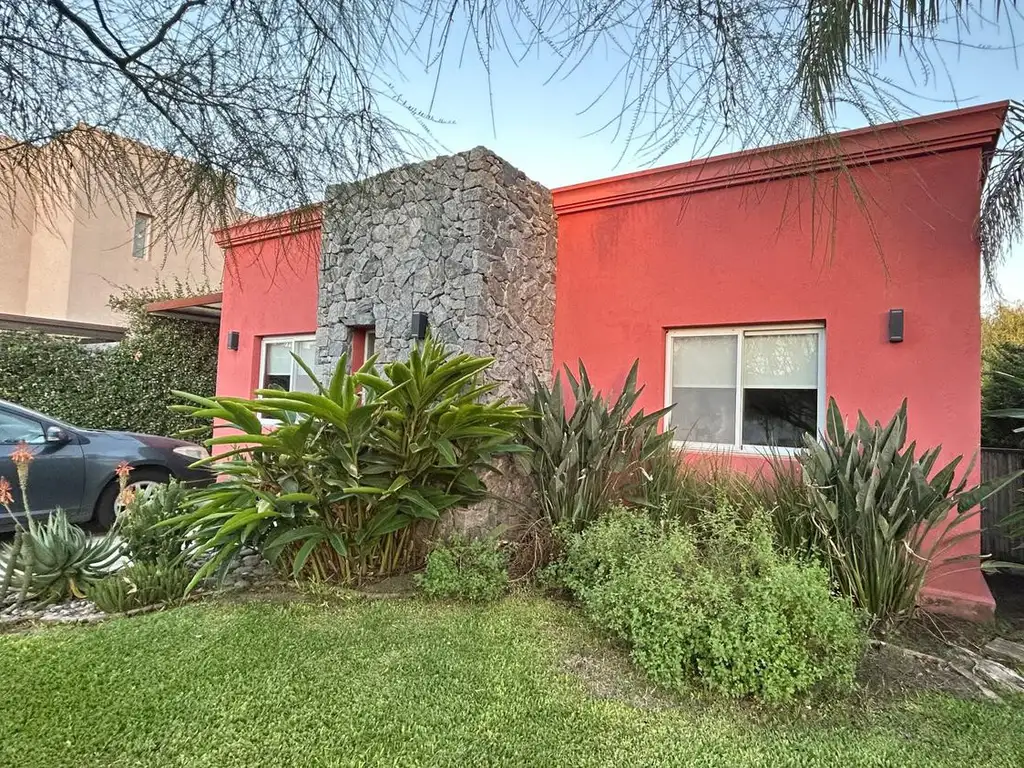 Excelente casa en venta en el barrio Los Arces