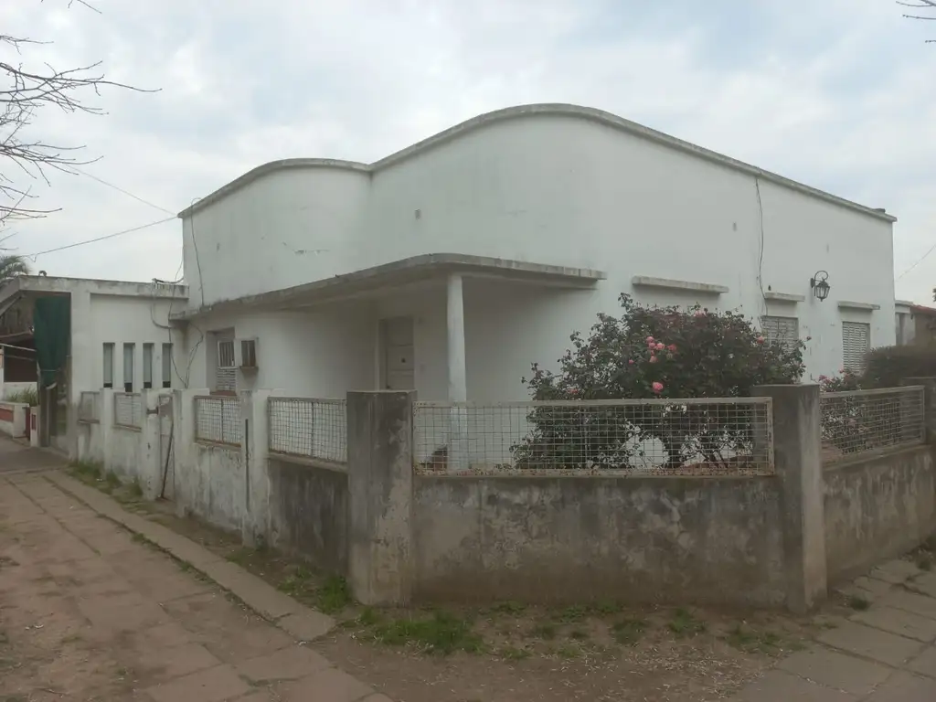 Casa con local comercial en venta, General Las Heras