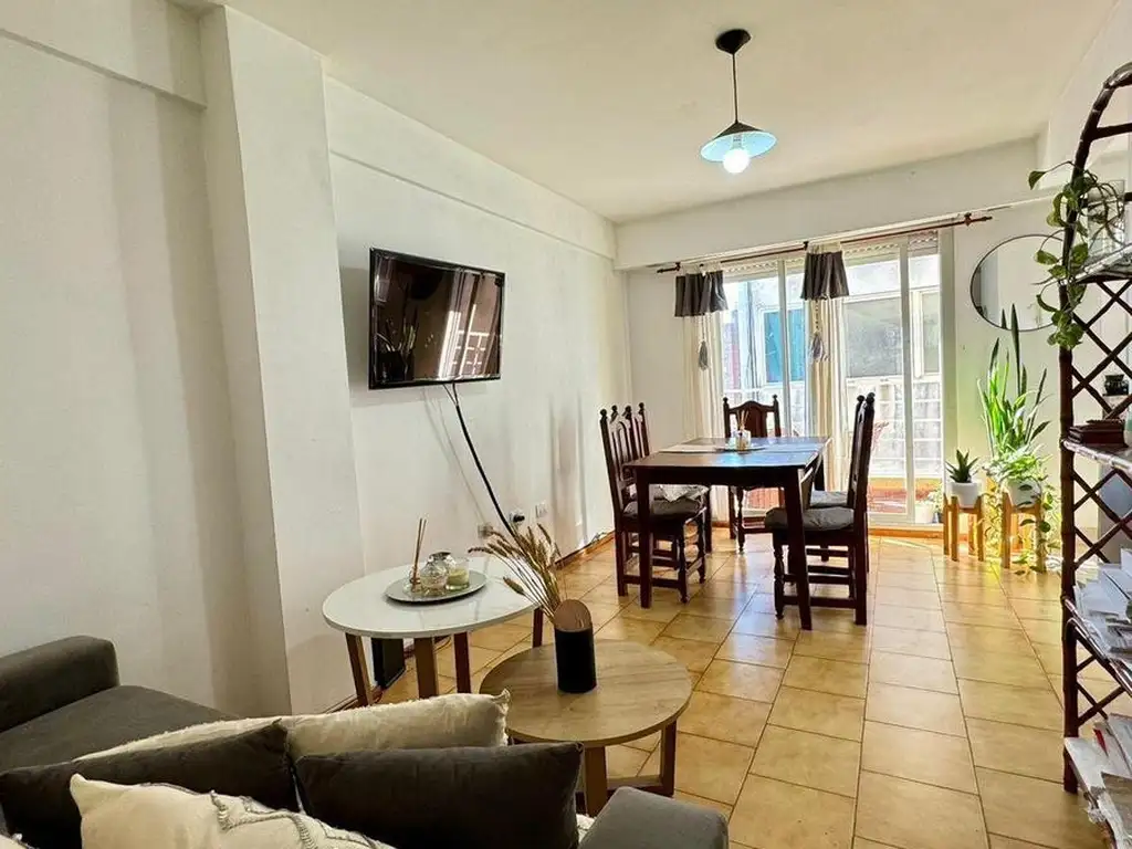 Vende departamento de un dormitorio con balcón zona rio