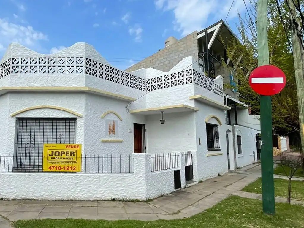 CASA EN LOTE PROPIO EN ESQUINA. MUY LUMINOSA. POSIBLE USO PROFESIONAL. RETASADA.