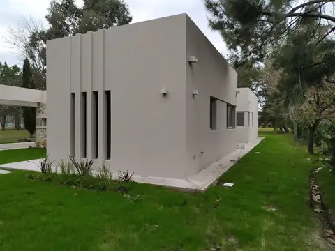 Casa en Venta - 3 dormitorios - USD 420.000