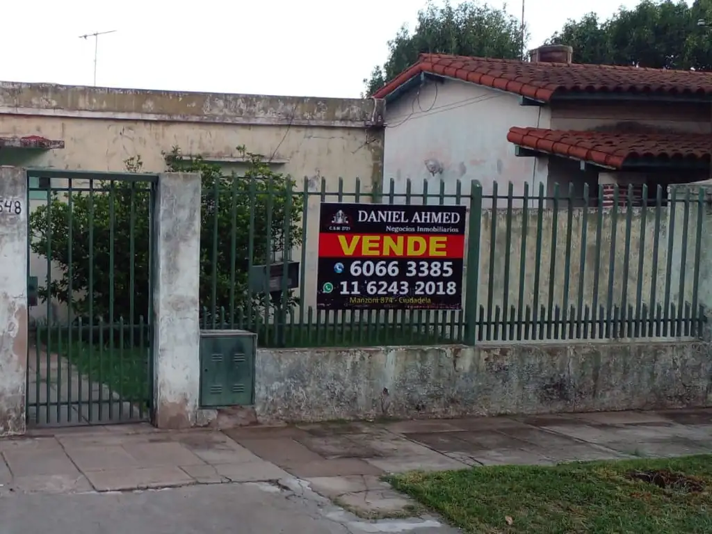 CASA DE 3 AMBIENTES CON FONDO LIBRE Y GALPON DE 200 MTS.-