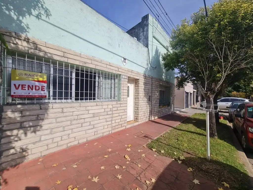 Excelente oportunidad a la venta, se trata de una propiedad ubicada en la calle Hipólito Yrigoyen 1200.