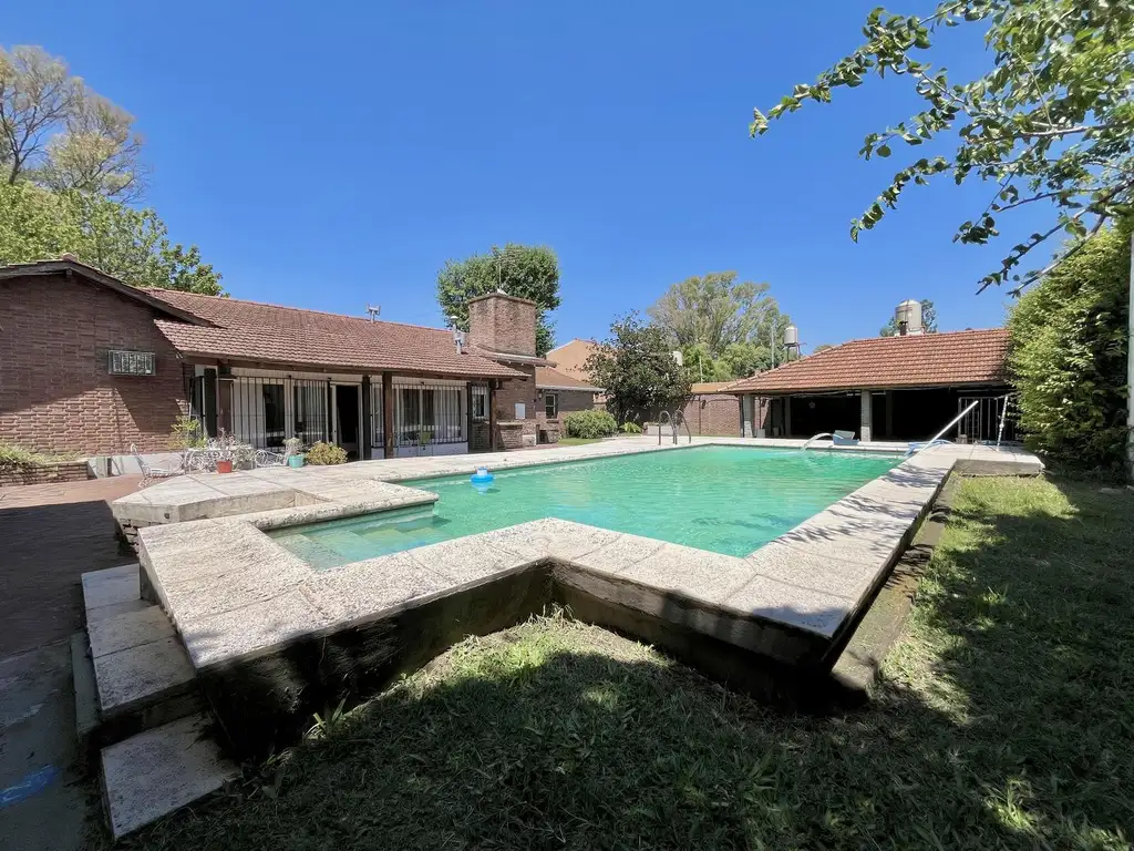 IMPONENTE CASA EN UNA PLANTA CON PARQUE Y PISCINA EN DON TORCUATO, TIGRE.