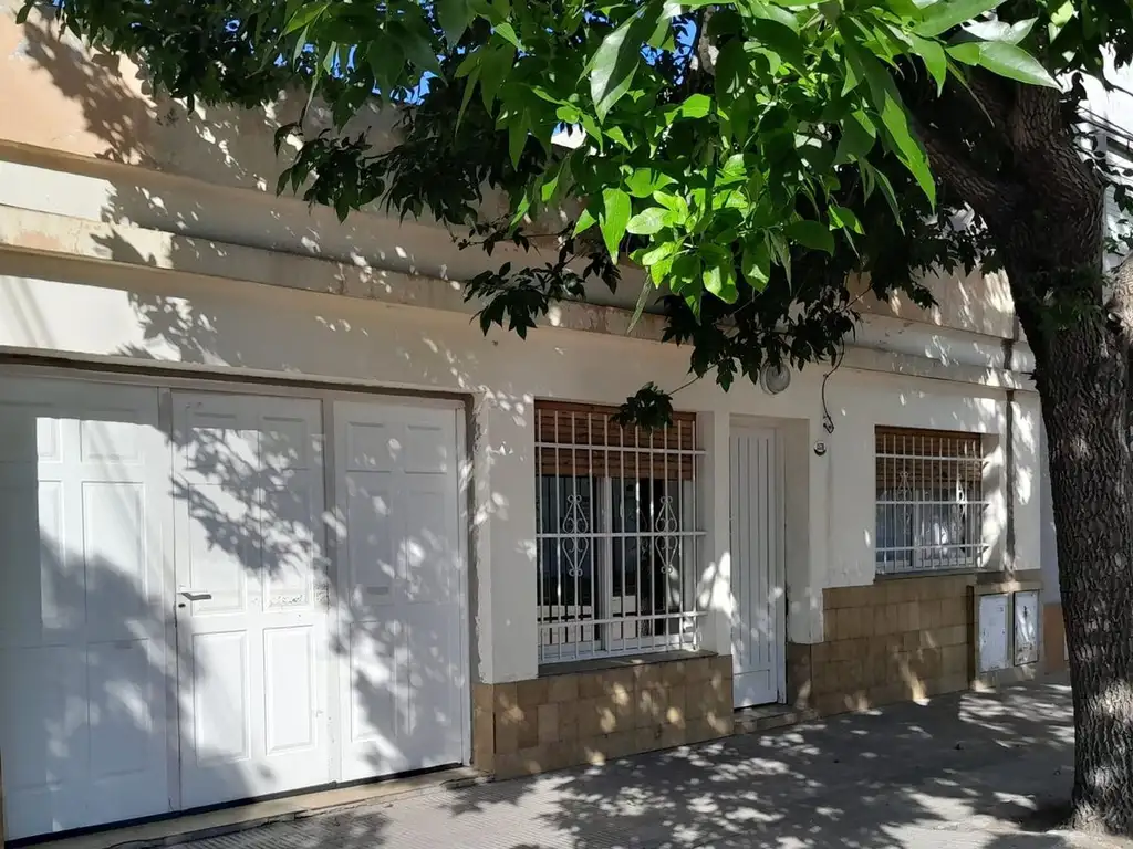 Casa dos dormitorios y garage