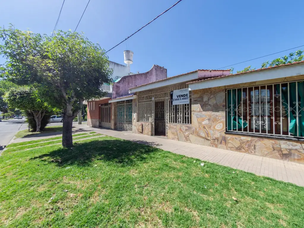 VENTA- CASA DE DOS DORMITORIOS CON COCHERA, JARDÍN Y QUINCHO - BARRIO TABLADA