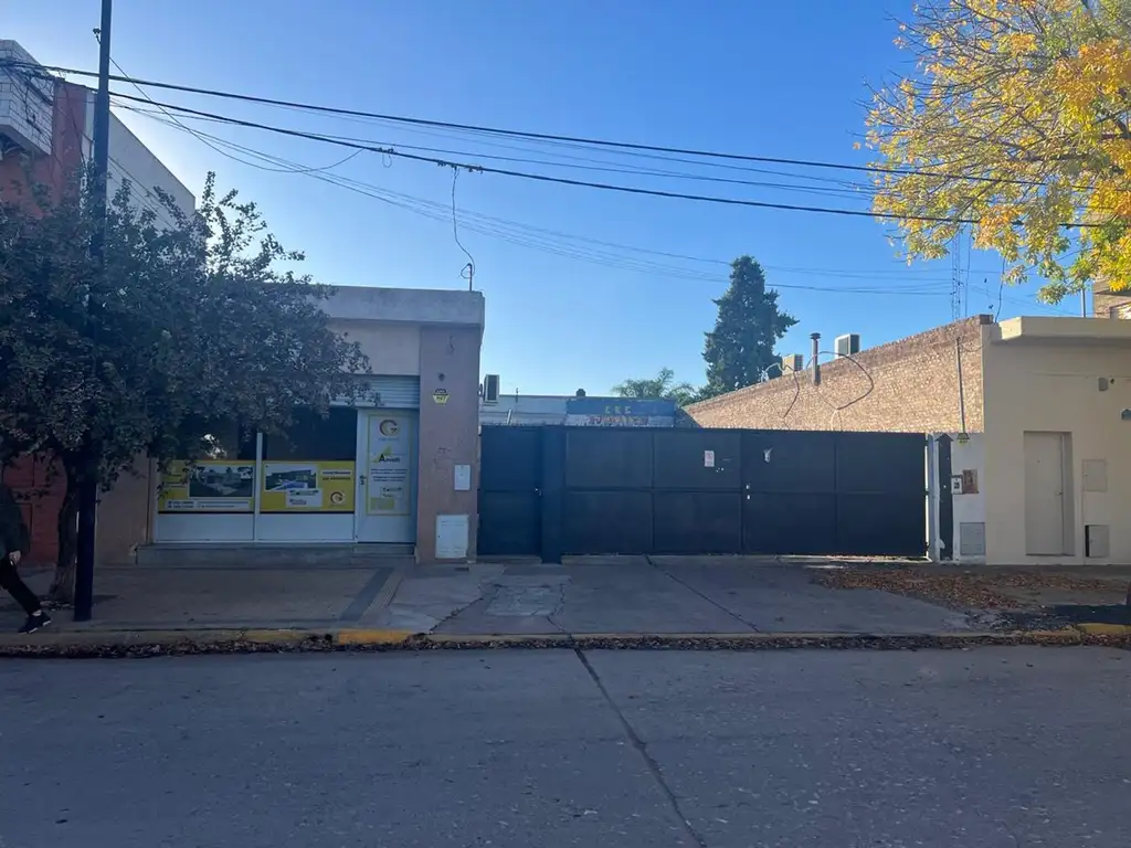 Local comercial en venta con dos galpones