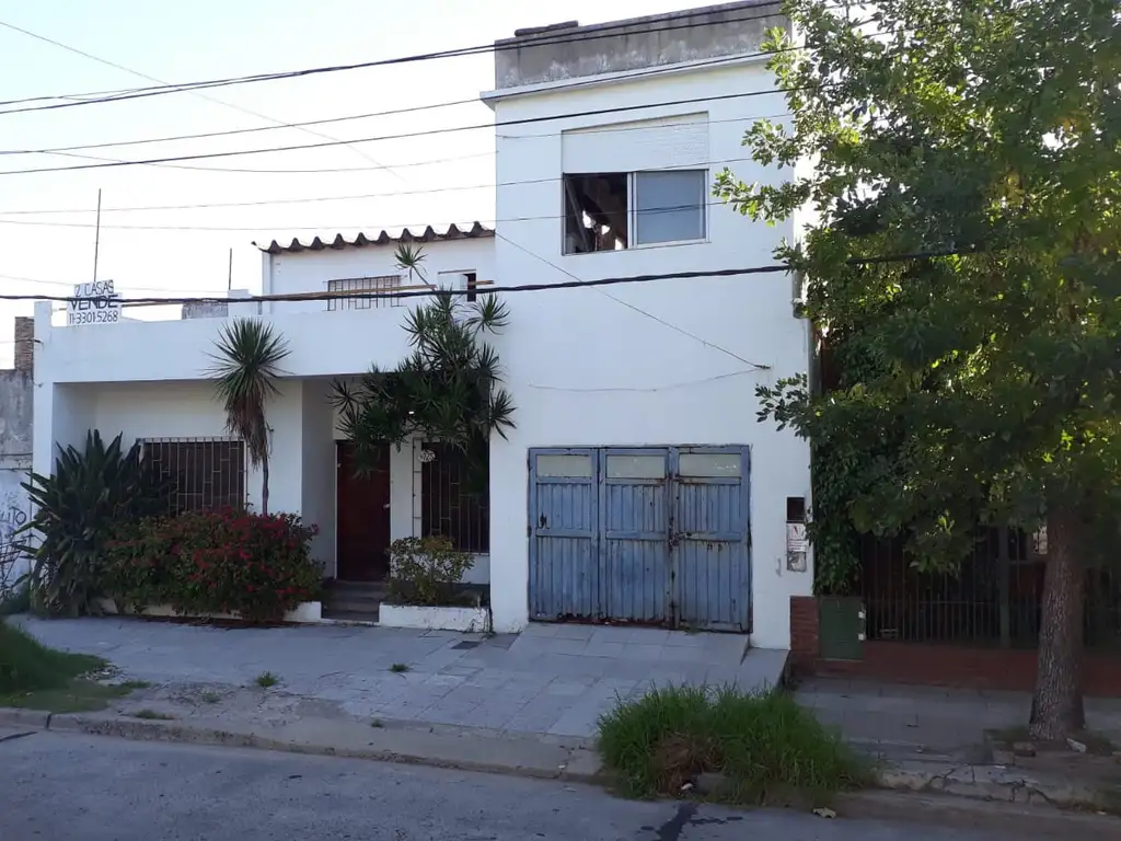 CASA CON PATIO Y GARAGE A RECICLAR SOBRE TERRENO 153 M2