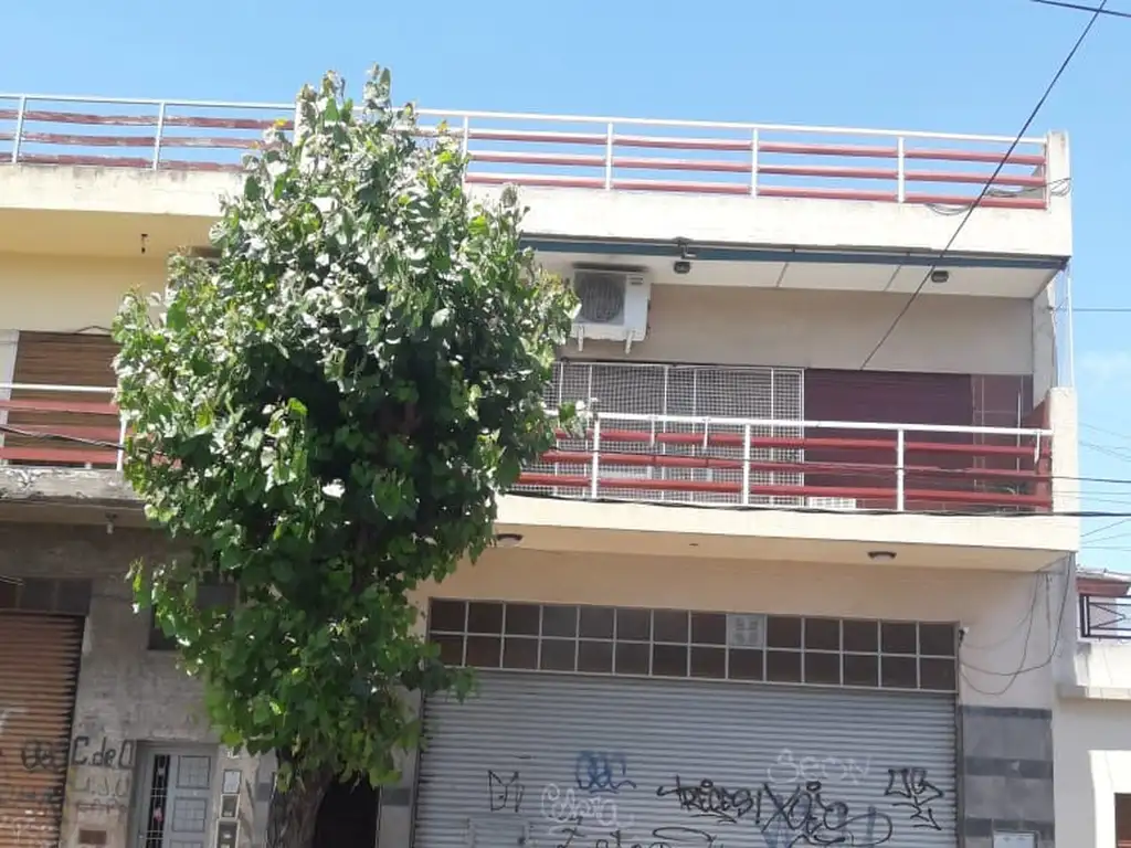 CASEROS-VENTA-GALPÓN 300 M2  CON OFICINAS Y VIVIENDA 3 DORMITORIOS Y QUINCHO EN PLANTA ALTA