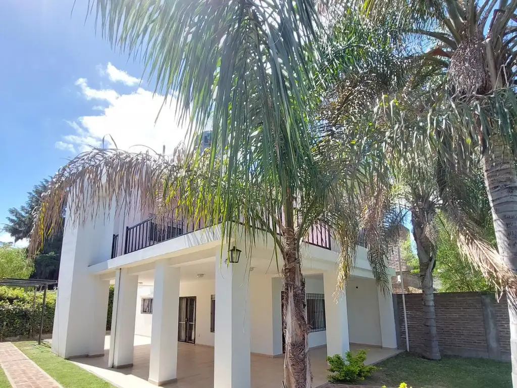 Casa de 3 dormitorios en Venta en Pueblo Esther!