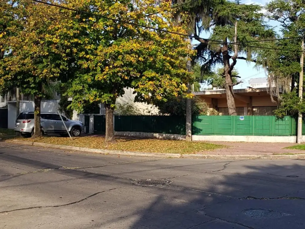 Muy linda esquina en Alberdi Rio. RETASADA