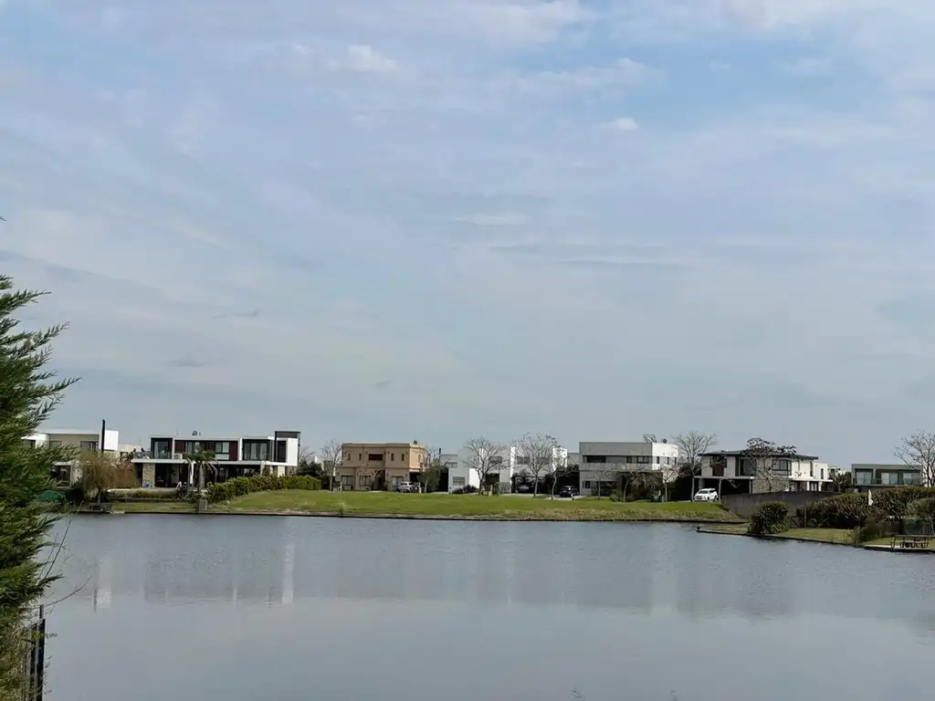 VENTA.LOTE, AL AGUA  . BARRIO VISTAS . PUERTOS .