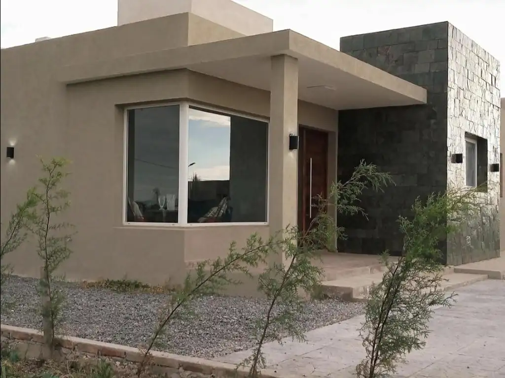 Casa con tres habitaciones y piscina en barrio cerrado