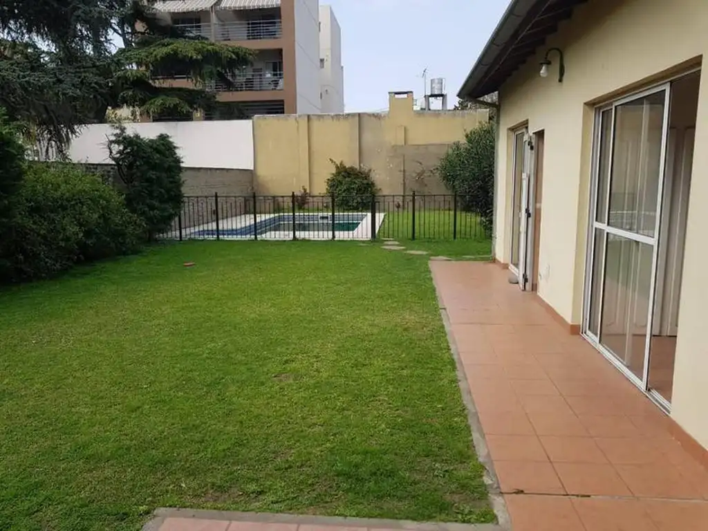 Impecable Chalet con gran jardín y piscina