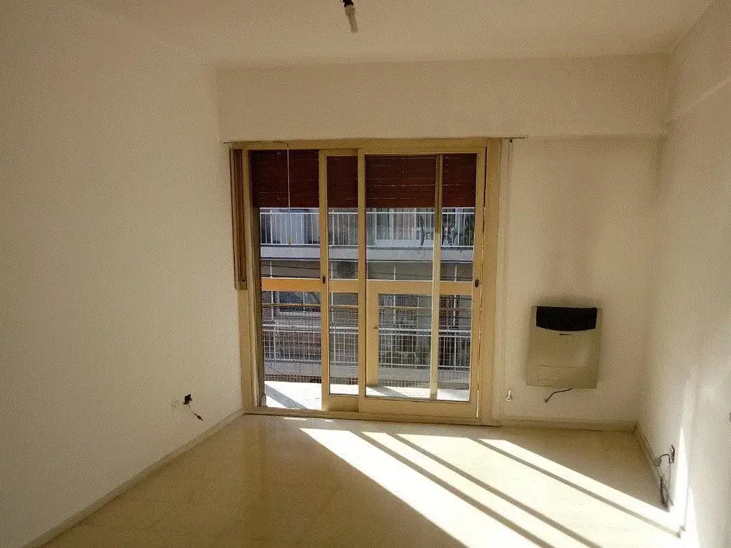 Venta de departamento de  3 amb. al frente c/ balcón y cochera fija