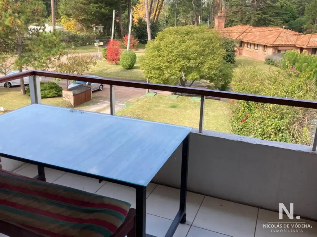 Vende comodo apartamento de 3 dormitorios en Cantegril, Punta del Este, con excelente vista.