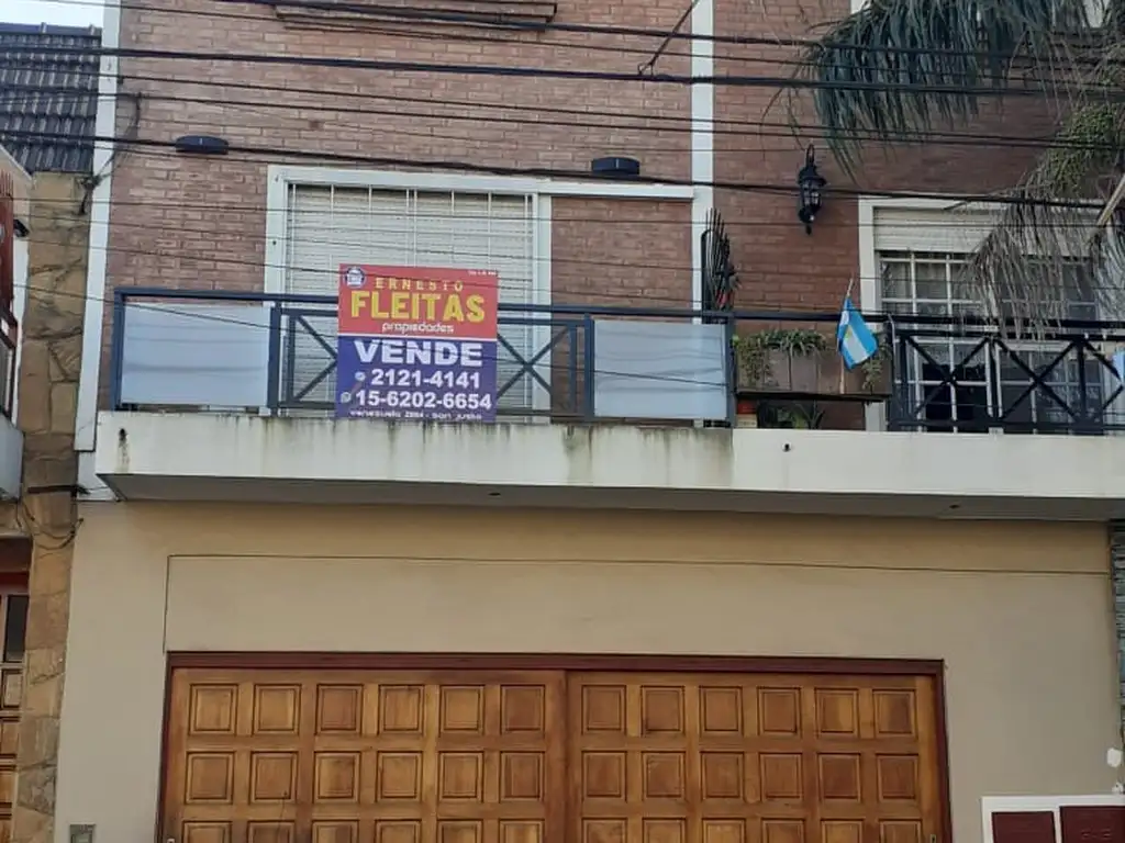 VENTA   HERMOSO DUPLEX DE TRES AMBIENTES  PRIMER PISO AL FRENTE