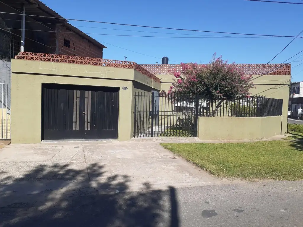 CASA DOS DORMITORIOS CON PATIO, JARDIN Y COCHERA