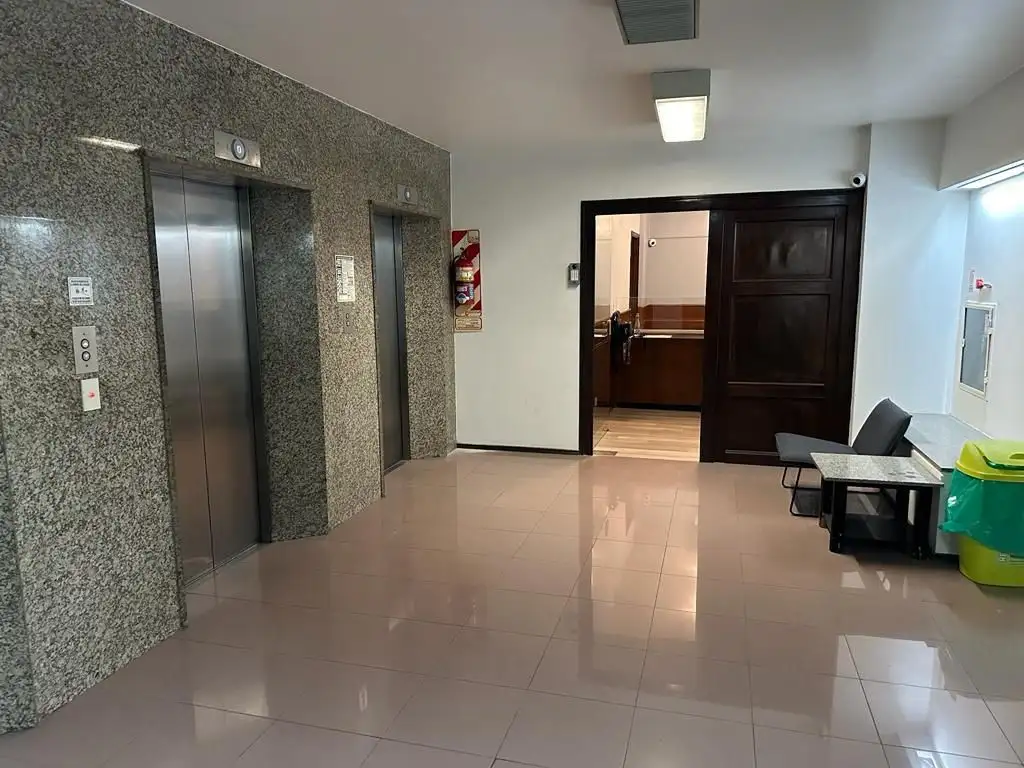 OFICINA EN VENTA 6 AMBIENTES 142 M2 CON COCHERA EN MONSERRAT