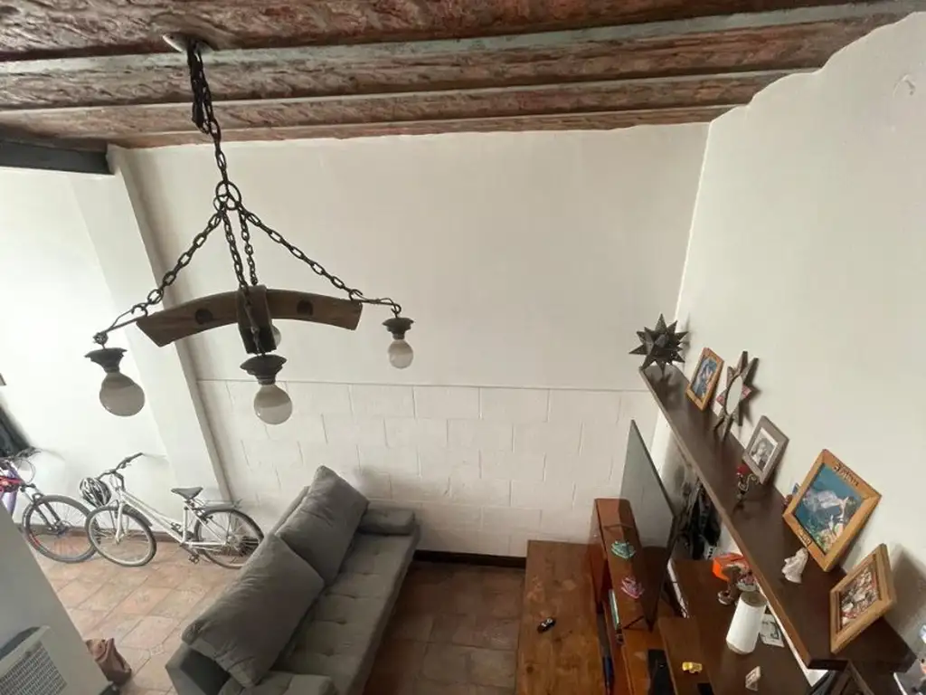 MODERNO PH EN PASILLO AL FONDO, 4 AMBIENTES CON PATIO, TERRAZA Y QUINCHO, SUPER LUZ, SIN EXPENSAS