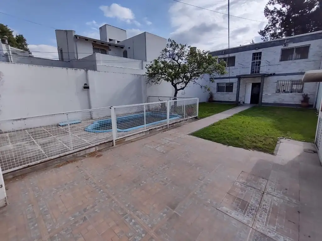 2 CASAS  BARRIO PARQUE CON PILETA COCHERAS JARDIN