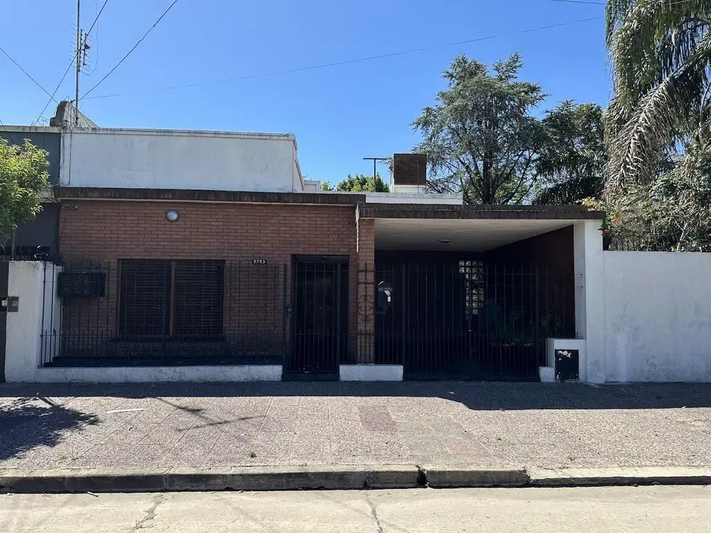 Casa sobre 2 lotes en Solano a pasos del centro