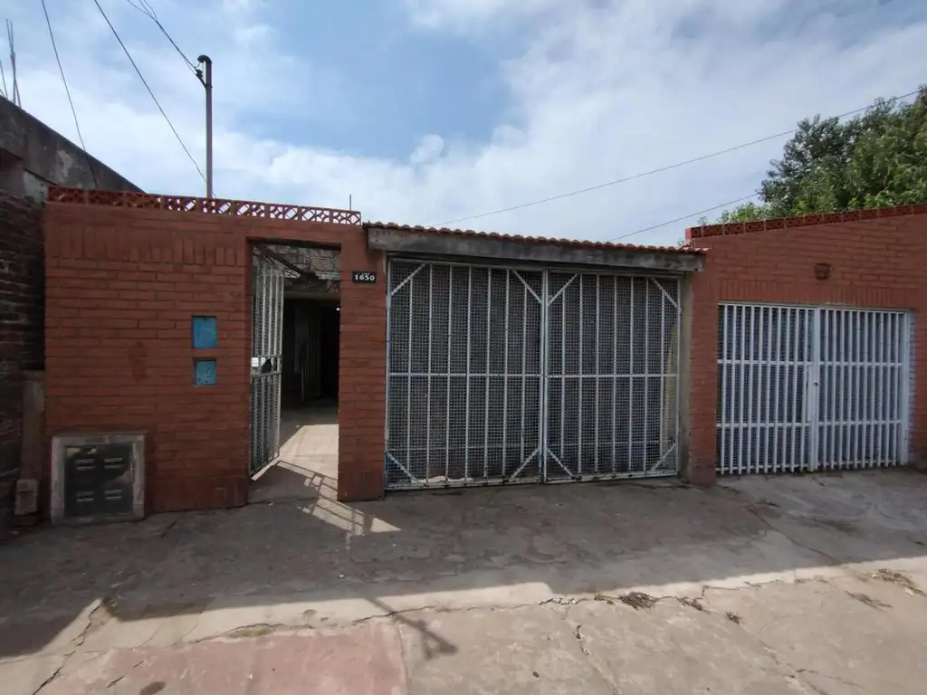 Calvo 1600: Casa desarrollada en planta baja. Acepta Permuta