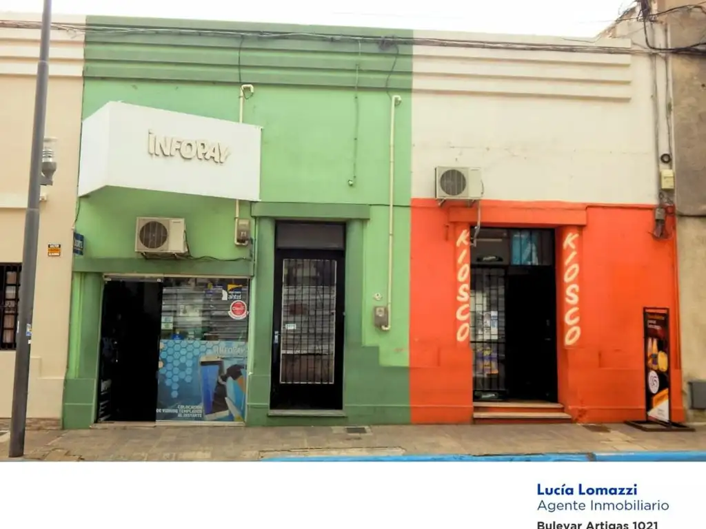 Gran casa con dos locales comerciales al frente.