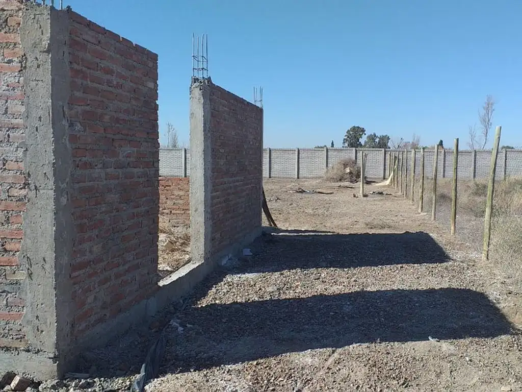 LOTE CON CASA A TERMINAR 1000 M2 BARRIO PRIVADO