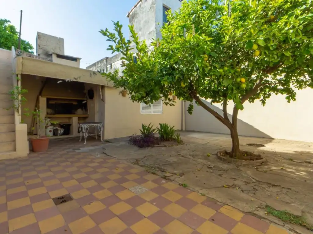 VENDO - Casa de dos dormitorios con patio, terraza y cochera